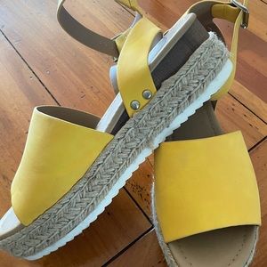 Soda - size 8.5 - yellow platform sandal